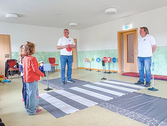 Verkehrswacht Schwarzenfeld besucht Kinderhaus "Bärenhöhle"