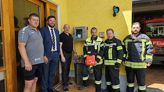 V.l.n.r.: 2. BGM Matthias Buron, VR-Bank Regionalleiter Fabian Diermeier, Rescue-Train Geschäftsführer Marko Frischholz, Feuerwehr-Sanitäter Gerald Mayr, 1. Kommandant Heribert Domes, 1. Vorstand & 2. Kommandant Stefan Röhrer