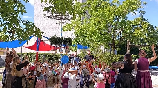 Kinder-Kirwa in der Bärenhöhle
