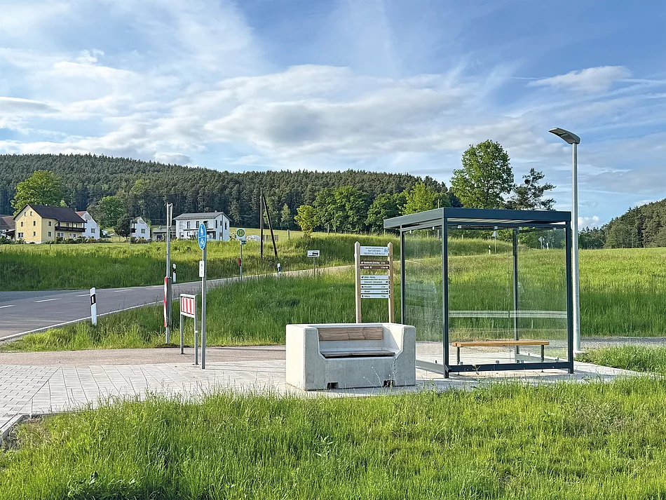 Die neue Bushaltestelle mit Wartebereich in Schwarzach