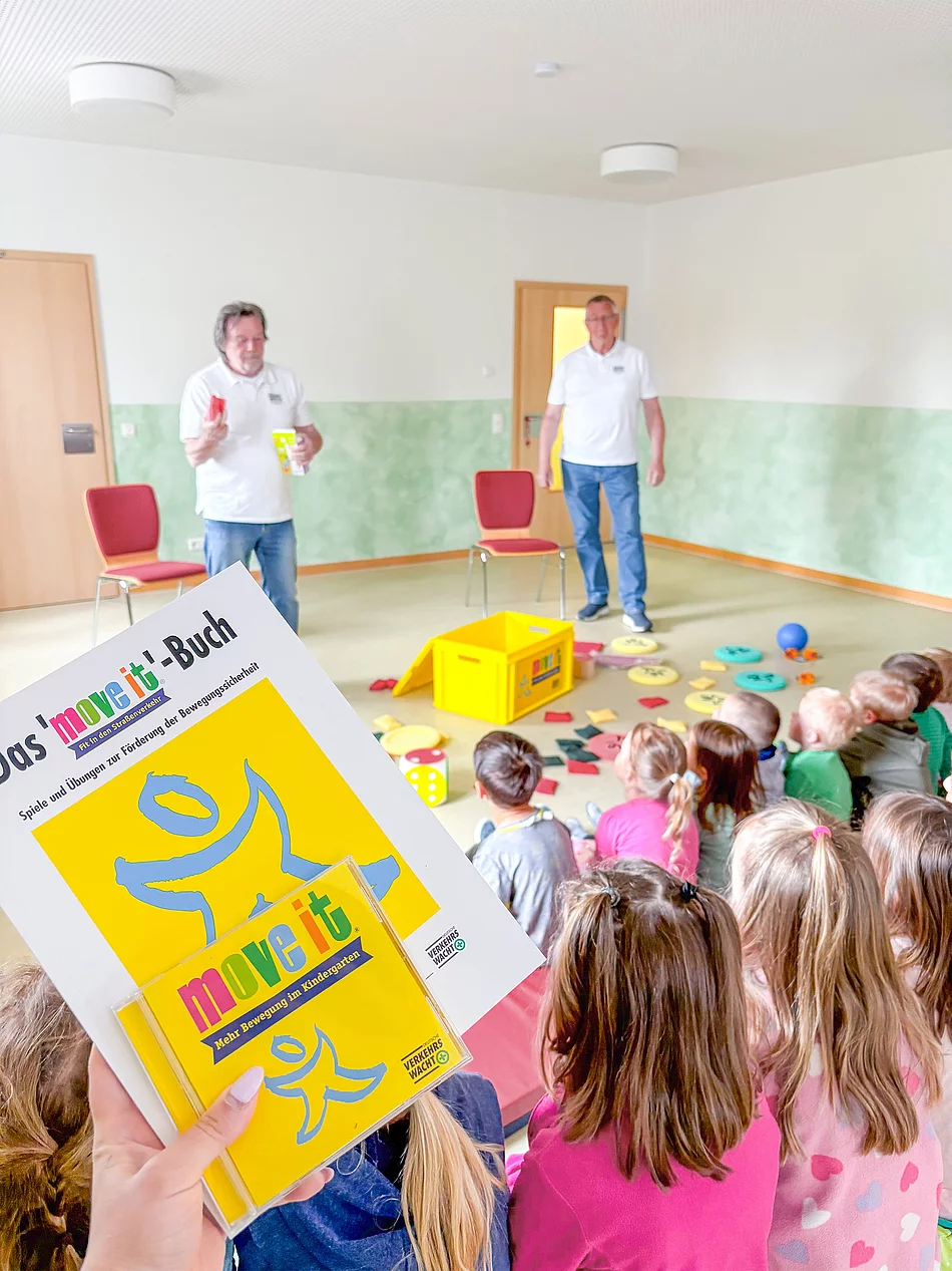 Verkehrswacht Schwarzenfeld übergibt Spende an Kinderhaus "Bärenhöhle"