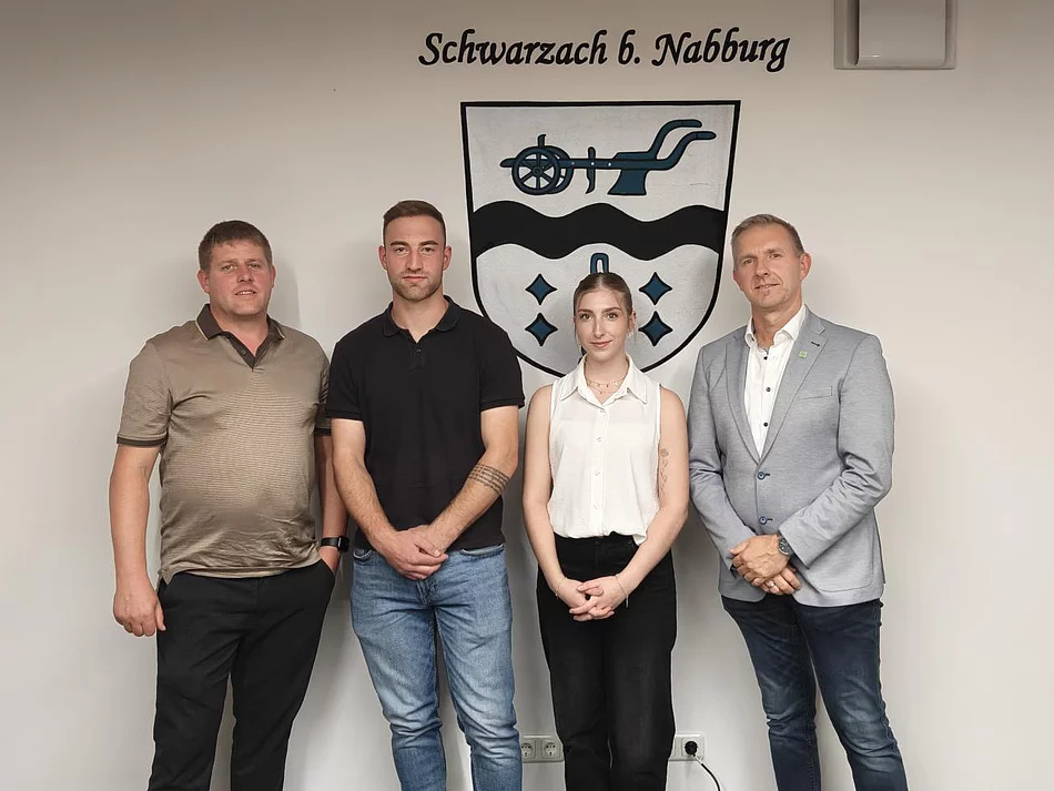 Jule Kraus und Florian Rieger mit 1. BGM Michael Wilfahrt (r.) und 2. BGM Matthias Buron (l.); Nicht auf dem Foto: Luisa Grillmeier, Tobias Zettel