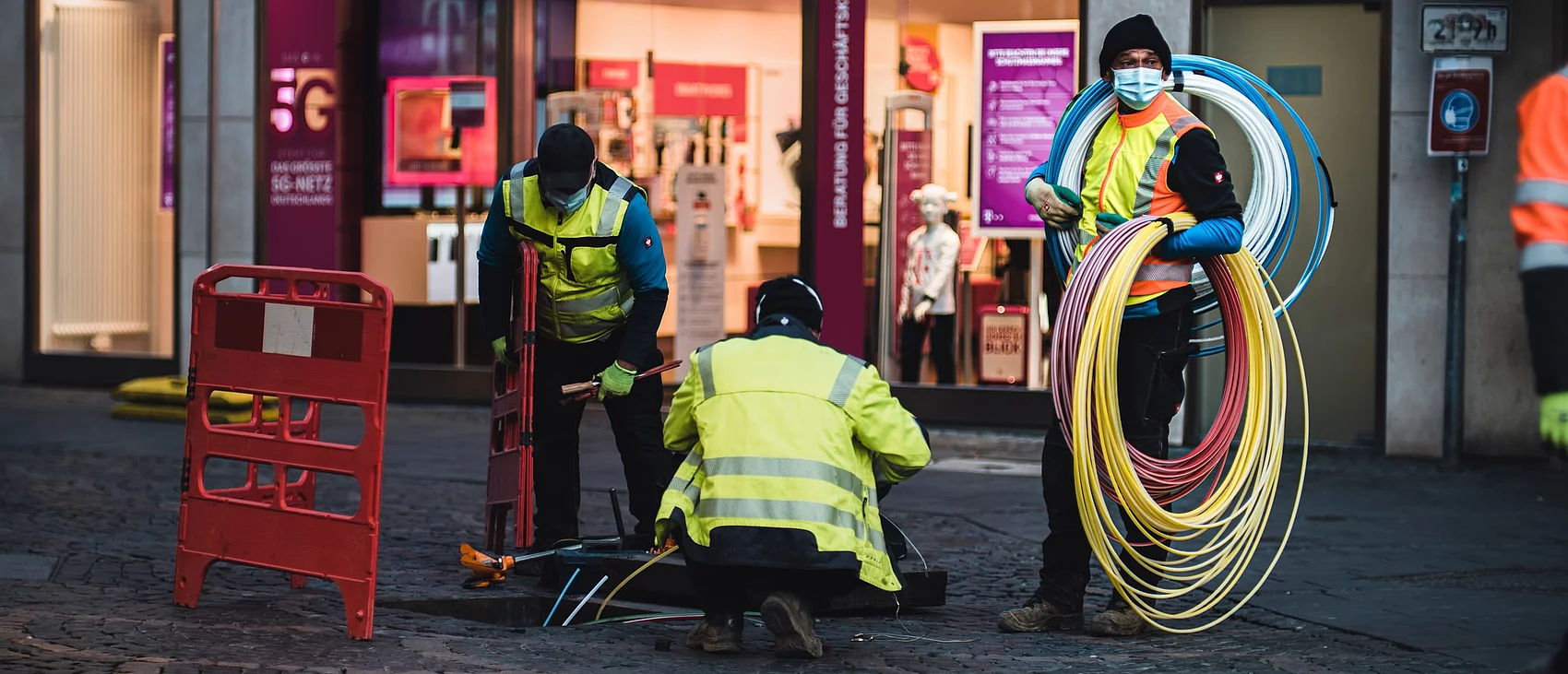 Symbolbild: Arbeiter verlegen Glasfaser-Leerrohre für den Breitbandausbau