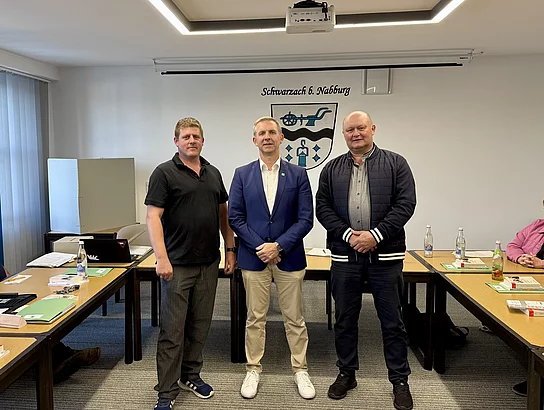 1. Bürgermeister Michael Wilfahrt mit 2. Bürgermeister Matthias Buron (l.) und 3. Bürgermeister Joachim Schießl (r.)